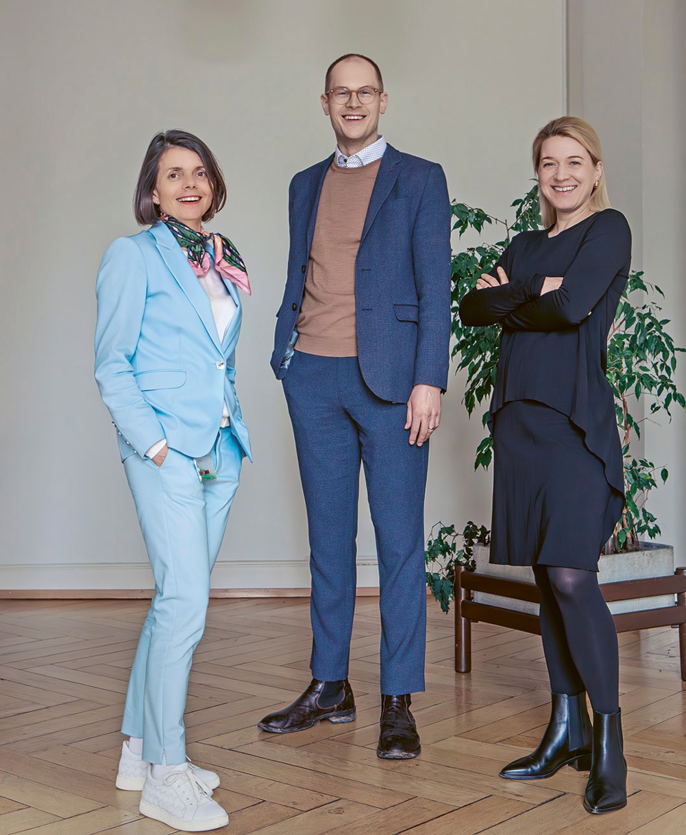 Das Leitungsteam «im Quadro» (v.l.n.r.): Claudia Joos, Geschäftsleiterin, Dr. med. Marius Knorr, ärztlicher Leiter Erwachsenenpsychiatrie und Psychotherapie, und Dr. med. Friederike Höfer, ärztliche Leiterin Forensische Psychiatrie und Psychotherapie