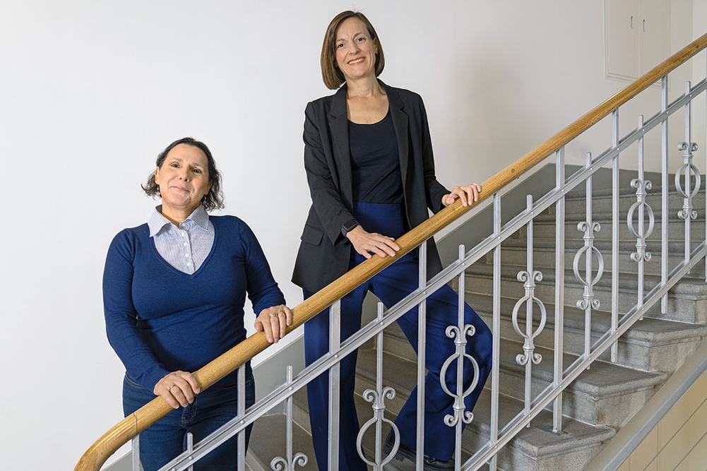 Prof. Dr. Edna Grünblatt, Leiterin Labor für translationale Molekularpsychiatrie der Kinder- und Jugendpsychiatrie und Psychotherapie, und Dr. med. Sonja Kagerer, Leiterin Zentrum für Dementielle Erkrankungen und Altersgesundheit